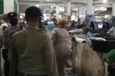 Polisi di Madura Selawat Bareng Pedagang Pasar Saat Sosialisasi PPKM Darurat