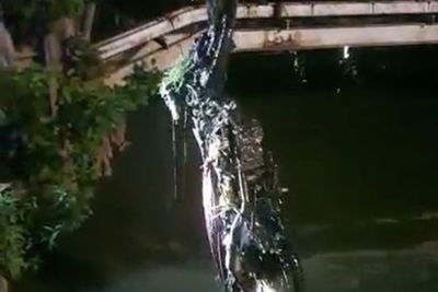 Motor yang Tercebur ke Kali Pasca Bentrok Ojol vs Meta Elang di Jakpus Dievakuasi Polisi