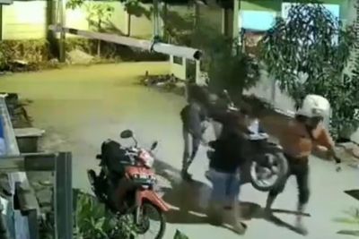 Duh! Tiga Pria Ini Terekam CCTV Gotong Sepeda Motor Milik Warga Perumahan di Serang Banten