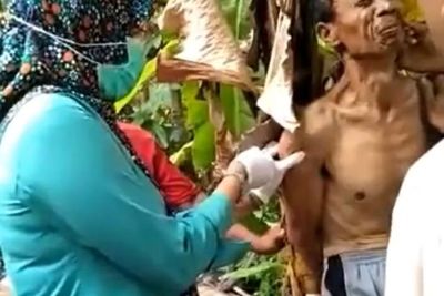 Momen Bapak-bapak Sampai Diikat di Pohon Pisang saat Hendak Disuntik oleh Nakes