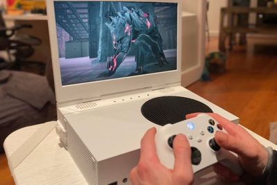 Perusahaan Ini Jual Layar Portabel yang Bisa Dipasang ke Xbox Series S!