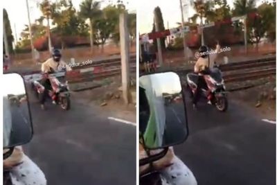 Ngeyel, Pemotor Nekat Terobos Palang Pintu Kereta Api, Netizen: Ketabrak Jangan Ditolong