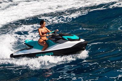 Seksi Berbalut Bikini, Georgina Rodriguez Piawai Tunggangi Jet Ski