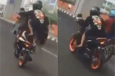 Sok Jago Standing Motor di Jalanan, Pemuda Ini Tersungkur Hantam Mobil, Begini Nasibnya