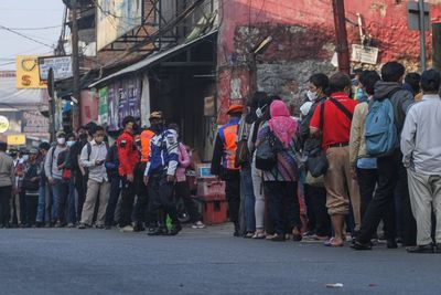 FOTO: Antrean Penumpang KRL di Stasiun Citayam