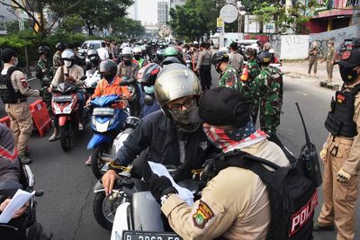 FOTO: Pemeriksaan Surat Tanda Registrasi Pekerja di Pos Penyekatan