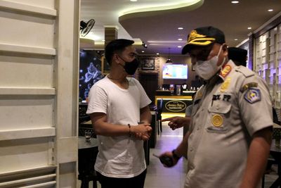 FOTO: Pencabutan Izin Usaha Bagi Pelanggar PPKM Mikro