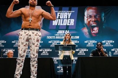 Tyson Fury Positif Covid-19, Duel Tinju Ketiganya dengan Deontay Wilder Ditunda