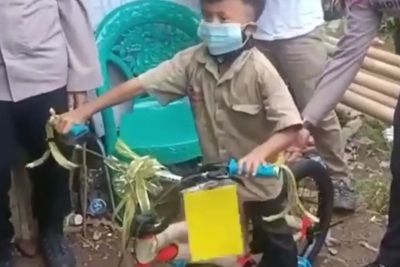 Alhamdulillah! Impian Bocah Penjual Cilor MIliki Sepeda Dikabulkan Kapolres Sukabumi