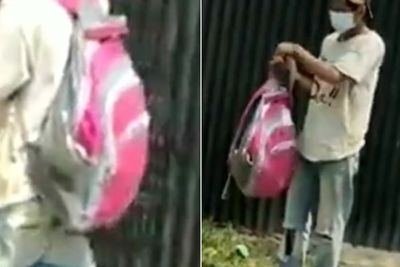 Sedih, Pria Kuli Bangunan Pakai Tas Pink saat Dipecat dari Proyek, Pinjam Tas dari Anaknya