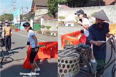 Cewek Cantik Ini Baik Hati Bukakan Penyekat Jalan untuk Kakek Penjual Ayam di Magelang