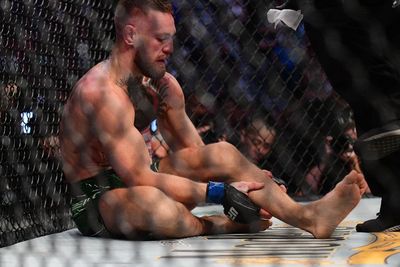 Ngilu, Pergelangan Kaki Conor McGregor Patah saat Lawan Dustin Poirier