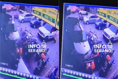 Duh! Emak-emak di Serang Tak Mahir Bawa Mobil, Tabrak Dagangan & Motor di Depan Minimarket