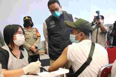 Anies Baswedan Sebut Lonjakan Kasus Covid-19 Buat Warga Mau Divaksin