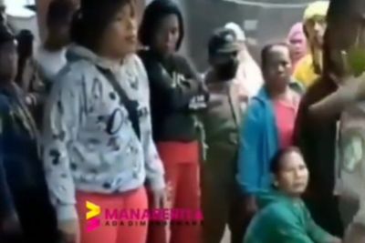 Pilu Ibu Pedagang Sayur Jualannya Diangkut Paksa Satpol PP: Di Negara Sendiri Pun Dijajah!