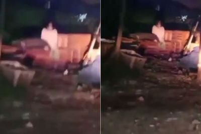 Seram! Sosok Mirip Kuntilanak Sedang Duduk Bikin Warga Penasaran, Ternyata Aslinya...