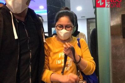 Ini Tampang dr Lois Saat Dibawa Polisi dari Polda Metro ke Bareskrim