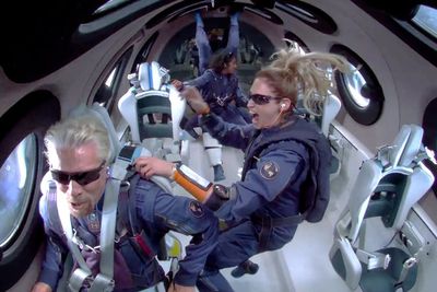 Pendiri Virgin Galactic Sukses Terbang ke Luar Angkasa dan Kembali ke Bumi!