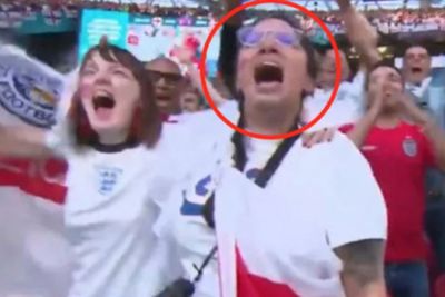 Wanita Ini Dipecat Usai Dirinya Bolos Kerja Demi Menonton Pertandingan Sepak Bola Euro