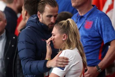 FOTO: Harry Kane Hibur Istrinya yang Menangis Usai Inggris Gagal Juara EURO 2020
