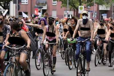 Para Demonstrasi Wanita Telanjang Dada Mengendarai Sepeda Dalam Rangka Protes di Berlin