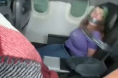 Bikin Keributan dan Serang Pramugari, Mulut Penumpang Wanita Ini Dilakban, Badannya Diikat