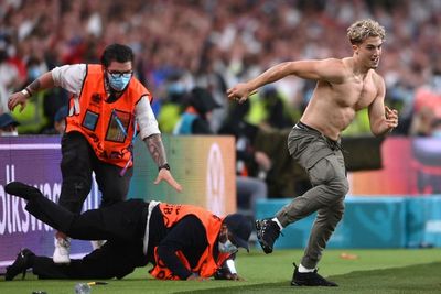 FOTO: Pria Bertelanjang Dada Terobos Laga Final EURO 2020, Bikin Petugas Kewalahan