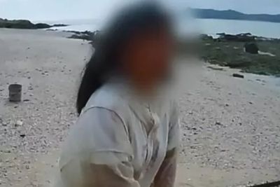 Gadis 13 Tahun Ditinggalkan Orang Tuanya di Pulau Terpencil karena Manja dan Pemberontak