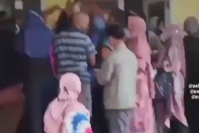Miris! Berebut Antrean Vaksin, Warga di Palembang Berkerumun seperti Rebutan Beras Miskin