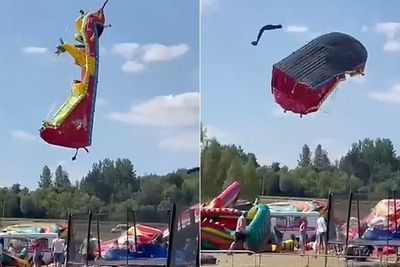 Momen Ngeri Tiga Kastil Goyang Terbang Seperti Balon Udara, Anak-anak Menjerit