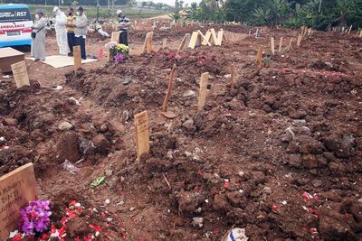 FOTO: Lahan TPU Khusus COVID-19 Jombang di Tangsel Penuh