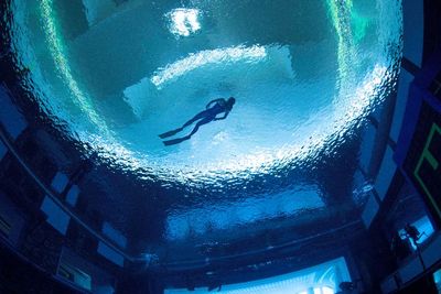 FOTO: Kolam Terdalam di Dunia Dibuka di Deep Dive Dubai