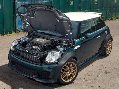 Mobil MINI Cooper Ini Dibekali Mesin V8 yang Diambil Langsung dari BMW M3!