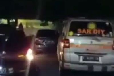 Kronologi Ambulans yang Bawa Pasien Dirusak Pengendara, Kaca Pecah Akibat Dilempar Helm