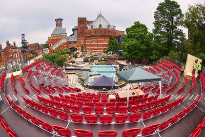 FOTO: Perusahaan Shakespeare Membuka Teater Taman Baru di Tepi Sungai Avon, Inggris