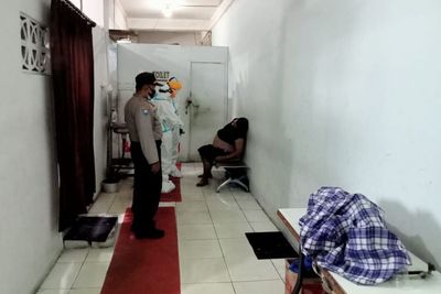 Pria Tanpa Identitas Tewas dalam Toilet Masjid di Bekasi, Ditemukan dalam Posisi Aneh