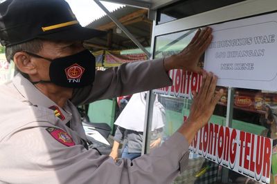 FOTO: Himbauan Makan Dibungkus