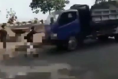 Mati Konyol! Bikin Konten dengan Menyetop Truk, Remaja di Bekasi Terlindas, Warga Menjerit