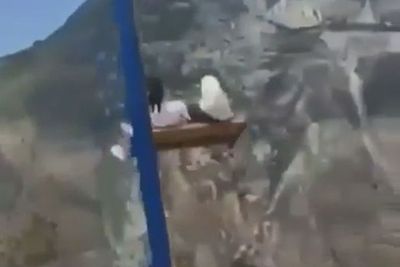 Momen Mengerikan Dua Wanita Hampir Jatuh dari Ayunan di Atas Tebing