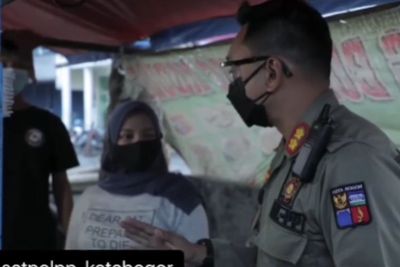 Salut! Satpol PP Bogor Bolehkan Pedagang Kecil Jualan Sampai Malam dan Beri Bingkisan