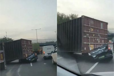 Mengerikan! Kontainer Timpa Mobil Hingga Ringsek di Tol Satelit-Perak: Diduga Rem Blong