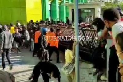 Detik-detik Petugas Vaksin di Kupang Kewalahan Menahan Warga yang Tak Sabar Mengantri