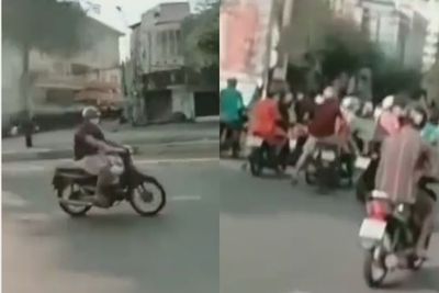 Belagak Valentino Rossi, Pria Ini Hantam Pemotor Lain yang Sedang Tunggu Lampu Merah