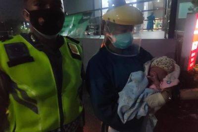 Aksi Personel Polda Metro Jaya Bantu Pengawalan Ibu Melahirkan di Jaktim