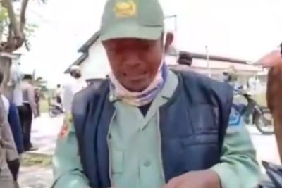 Viral Hansip Gemetaran Dikasih Masker oleh Petugas: Kirain Bakal Dikasih Beras, Mana Laper
