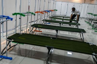 FOTO: Pemprov DKI Siapkan GOR Matraman Untuk Pasien COVID-19