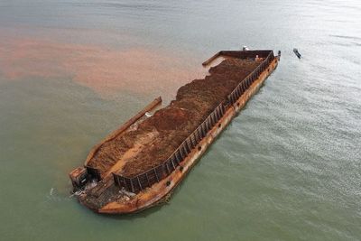 FOTO: Kapal Tongkang Nikel Terdampar di Konawe