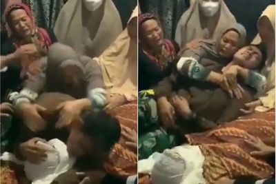 Anggota TNI Nangis Histeris Istri Meninggal saat Bertugas, Cium Jenazah Hingga Pingsan