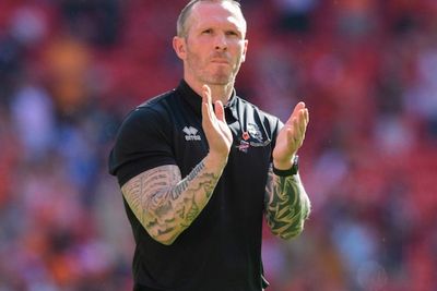 Operasi Kanker Testis, Pelatih Lincoln City Michael Appleton Absen Sejenak
