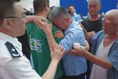Momen Haru Pria Dipersatukan Kembali dengan Putranya yang Diculik 24 Tahun Lalu